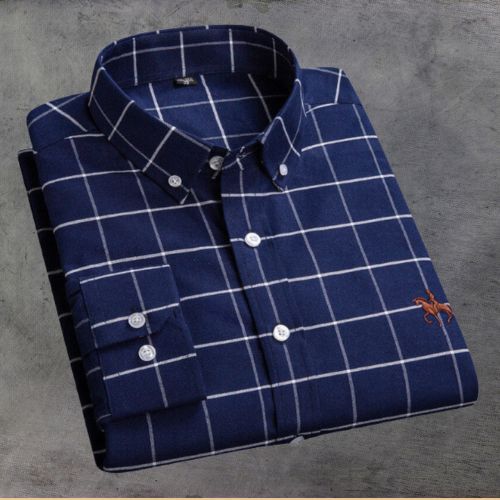 "Oxford overhemd voor heren, wit met subtiel geborduurd detail, button-down kraag, klassiek ontwerp voor elke gelegenheid."