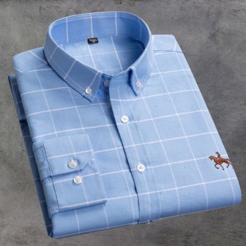 "Oxford overhemd voor heren, wit met subtiel geborduurd detail, button-down kraag, klassiek ontwerp voor elke gelegenheid."