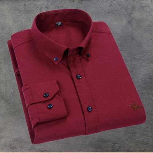 "Oxford overhemd voor heren, wit met subtiel geborduurd detail, button-down kraag, klassiek ontwerp voor elke gelegenheid."