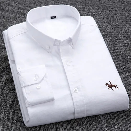 "Oxford overhemd voor heren, wit met subtiel geborduurd detail, button-down kraag, klassiek ontwerp voor elke gelegenheid."