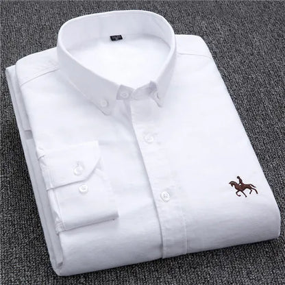 "Oxford overhemd voor heren, wit met subtiel geborduurd detail, button-down kraag, klassiek ontwerp voor elke gelegenheid."