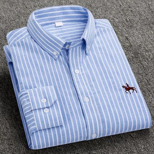 "Oxford overhemd voor heren, wit met subtiel geborduurd detail, button-down kraag, klassiek ontwerp voor elke gelegenheid."