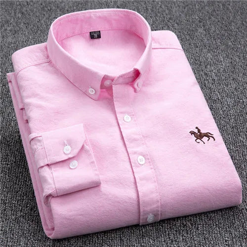 "Oxford overhemd voor heren, wit met subtiel geborduurd detail, button-down kraag, klassiek ontwerp voor elke gelegenheid."