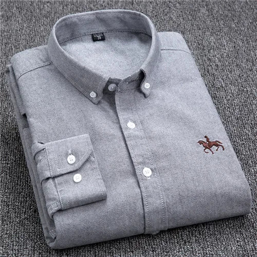 "Oxford overhemd voor heren, wit met subtiel geborduurd detail, button-down kraag, klassiek ontwerp voor elke gelegenheid."