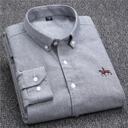 "Oxford overhemd voor heren, wit met subtiel geborduurd detail, button-down kraag, klassiek ontwerp voor elke gelegenheid."