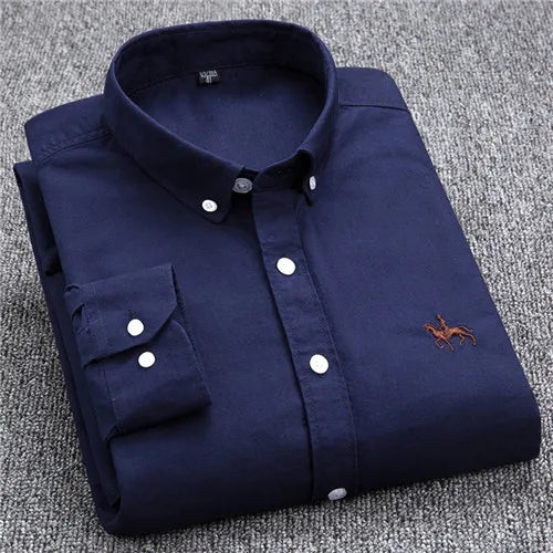"Oxford overhemd voor heren, wit met subtiel geborduurd detail, button-down kraag, klassiek ontwerp voor elke gelegenheid."