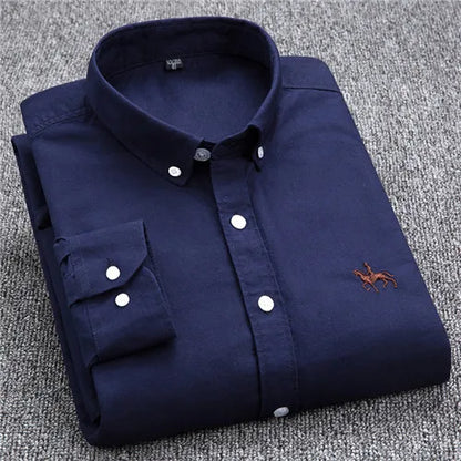 "Oxford overhemd voor heren, wit met subtiel geborduurd detail, button-down kraag, klassiek ontwerp voor elke gelegenheid."