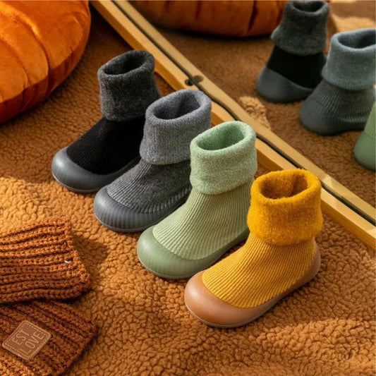 "Peuter sokschoenen met antislipzool en comfortabele pasvorm, ideaal voor binnen en buiten, warm polyester materiaal."