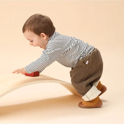 "Peuter sokschoenen met antislipzool en comfortabele pasvorm, ideaal voor binnen en buiten, warm polyester materiaal."