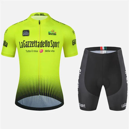 "Professionele heren fietskleding set van Castelli-stof, met korte mouwen en moderne pasvorm, ideaal voor serieuze fietsers."