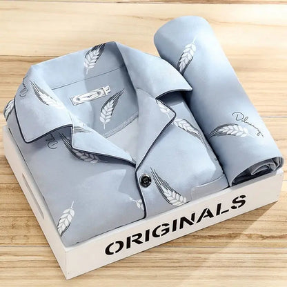 "Pyjama set voor mannen met knoopsluiting, stijlvol gestreept patroon en zachte stof voor ultiem slaapcomfort."