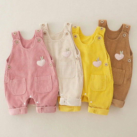 "Ribbed tuinbroek voor kinderen in trendy beige, ideaal voor comfort en speelplezier. Makkelijk wasbaar en ademend."
