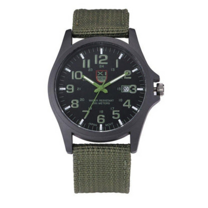 "Robuust tactisch legerhorloge voor mannen, schok- en waterbestendig, stoer design ideaal voor avonturen."