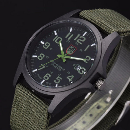"Robuust tactisch legerhorloge voor mannen, schok- en waterbestendig, stoer design ideaal voor avonturen."