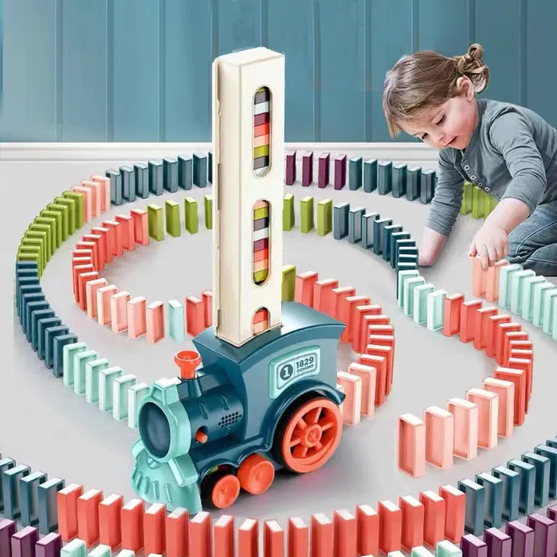 "Rode Magic Domino Trein automatiseert domino-opstelling in kleurrijke patronen, ideaal voor leerzaam kinderspel."