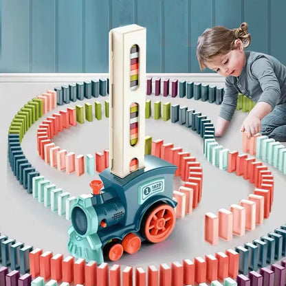 "Rode Magic Domino Trein automatiseert domino-opstelling in kleurrijke patronen, ideaal voor leerzaam kinderspel."