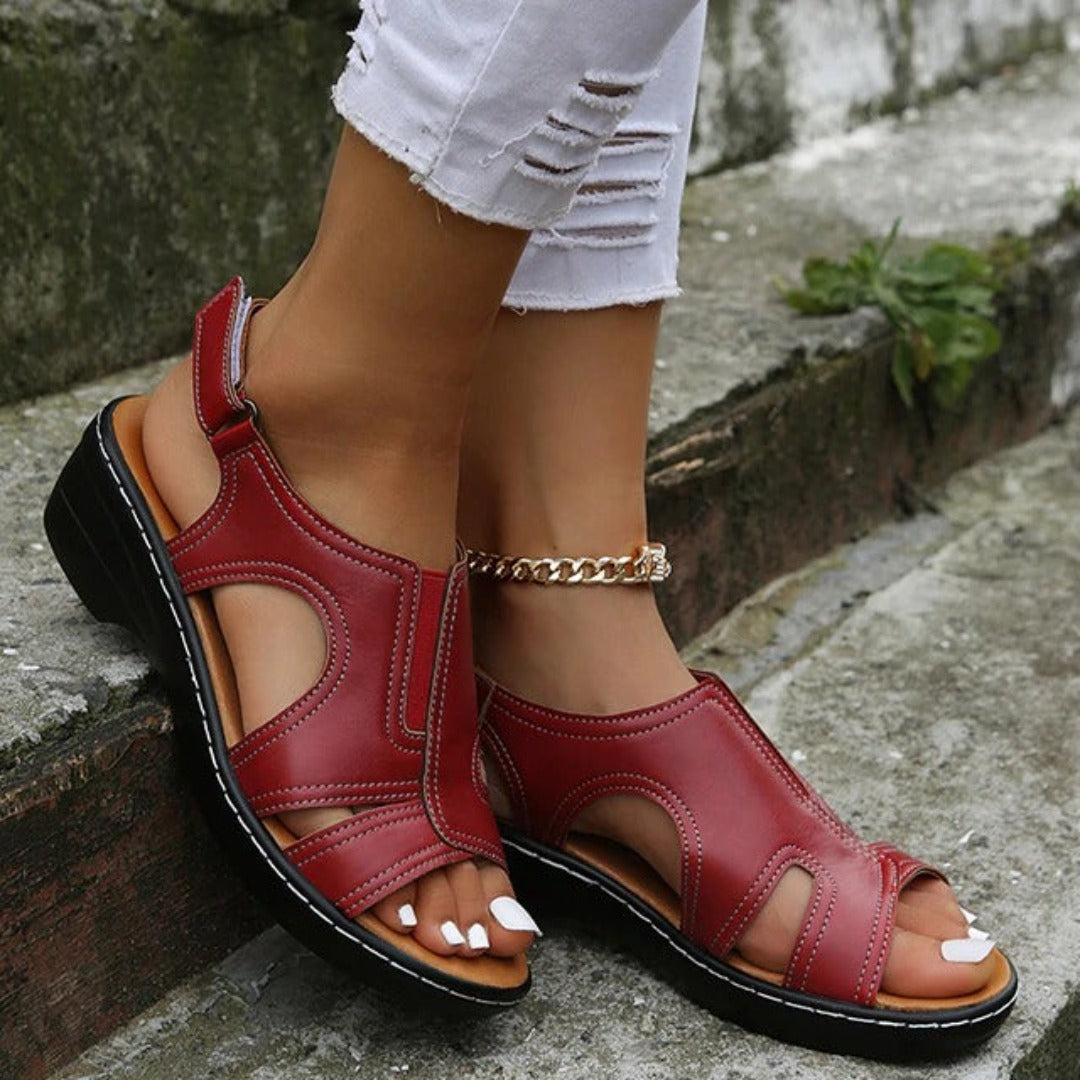 "Rode orthopedische sandalen met schokabsorberende zool, comfortabele pasvorm en elegante stijl voor zomerdagen."