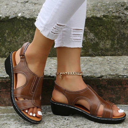 "Rode orthopedische sandalen met schokabsorberende zool, comfortabele pasvorm en elegante stijl voor zomerdagen."
