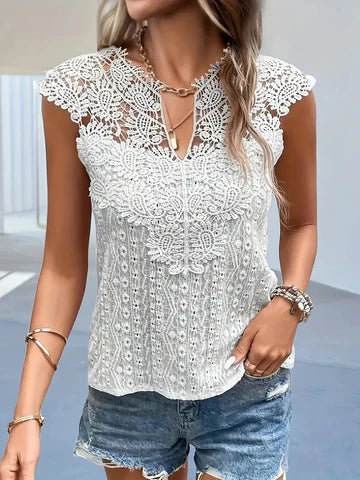 "Romantische V-hals blouse met kant, elegante drapering, lichtgewicht stof, perfect voor elke gelegenheid."