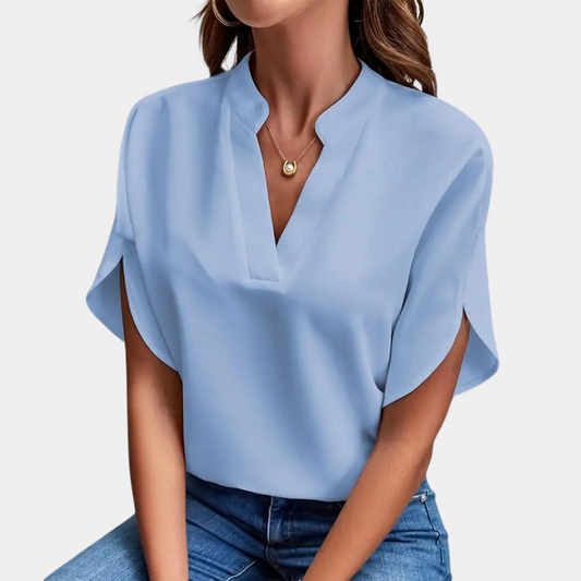 "Roze dames zomerblouse met elegante V-hals en korte mouwen, ideaal voor stijlvolle en comfortabele zomerdagen."