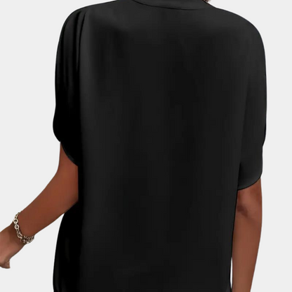 "Roze dames zomerblouse met elegante V-hals en korte mouwen, ideaal voor stijlvolle en comfortabele zomerdagen."