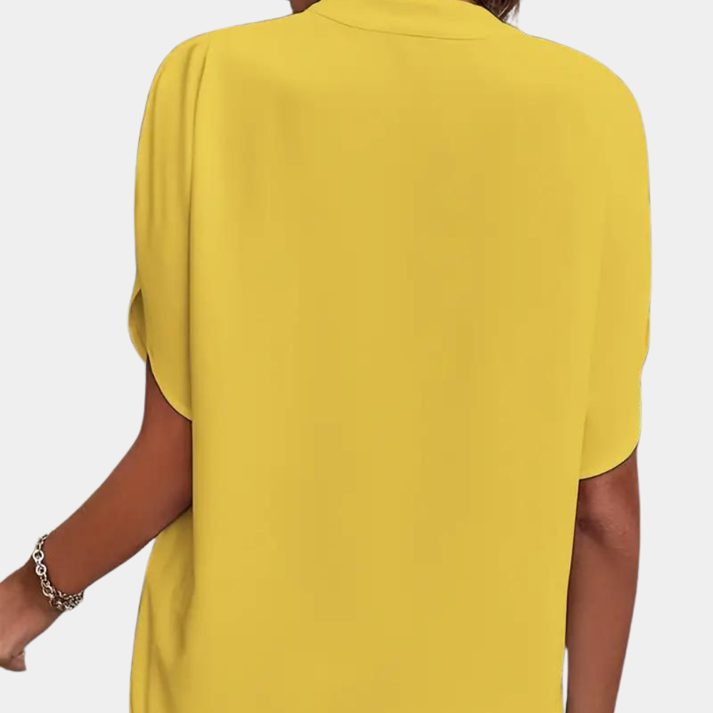 "Roze dames zomerblouse met elegante V-hals en korte mouwen, ideaal voor stijlvolle en comfortabele zomerdagen."
