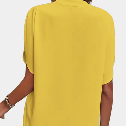 "Roze dames zomerblouse met elegante V-hals en korte mouwen, ideaal voor stijlvolle en comfortabele zomerdagen."