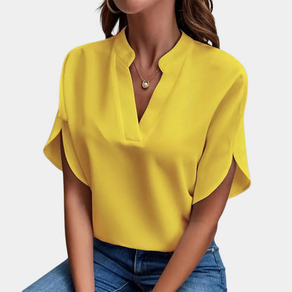 "Roze dames zomerblouse met elegante V-hals en korte mouwen, ideaal voor stijlvolle en comfortabele zomerdagen."