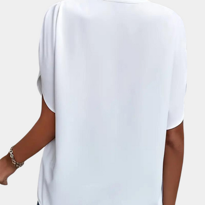 "Roze dames zomerblouse met elegante V-hals en korte mouwen, ideaal voor stijlvolle en comfortabele zomerdagen."