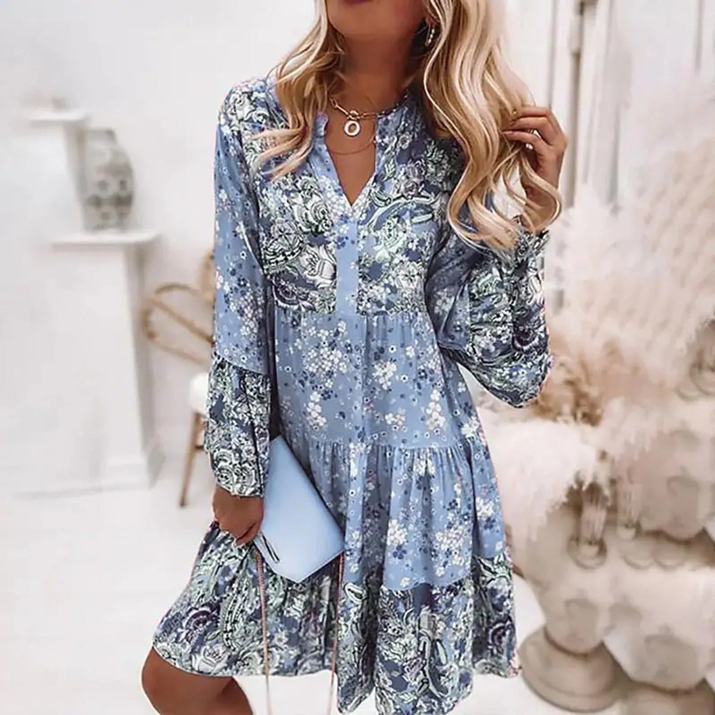 Roze elegante zomerjurk voor vrouwen met vloeiende snit en luchtige stof, perfect voor stijlvolle zomerse dagen.
