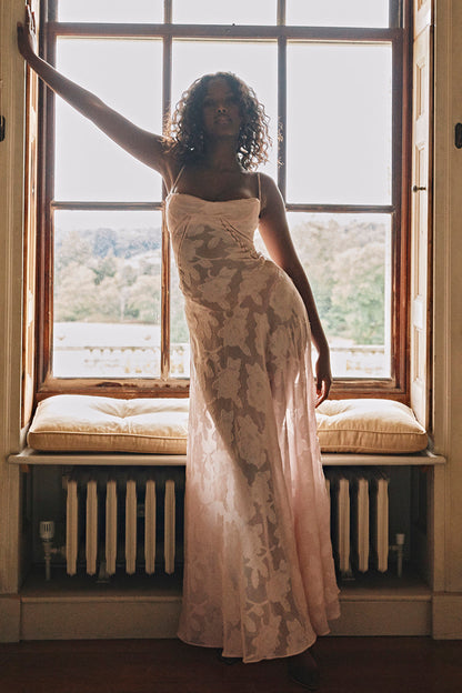 "Rugloze Elvina maxi jurk met geborduurde details, elegante lange jurk voor zomerse gelegenheden in vrouwenmode"