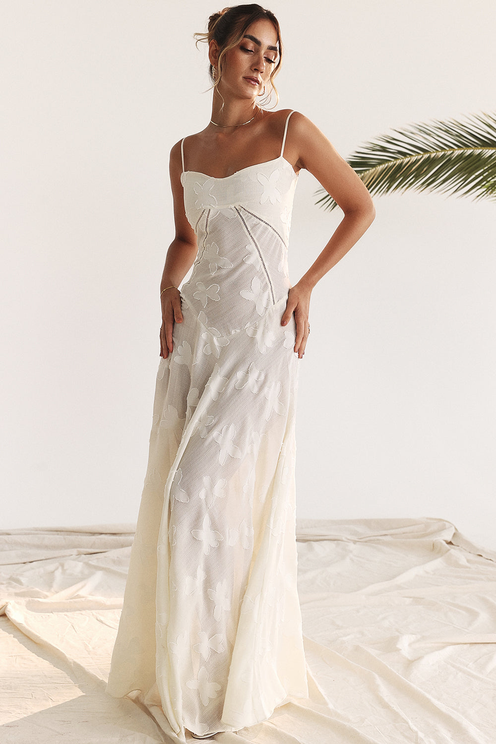 "Rugloze Elvina maxi jurk met geborduurde details, elegante lange jurk voor zomerse gelegenheden in vrouwenmode"