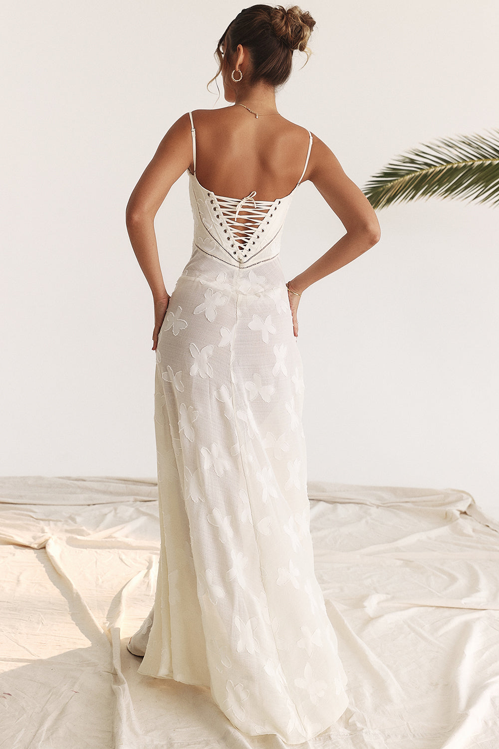 "Rugloze Elvina maxi jurk met geborduurde details, elegante lange jurk voor zomerse gelegenheden in vrouwenmode"