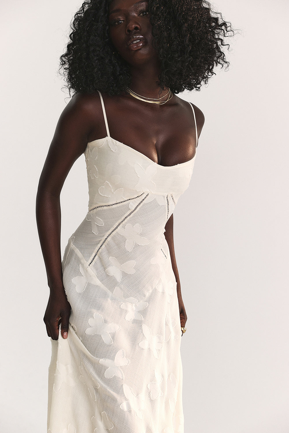 "Rugloze Elvina maxi jurk met geborduurde details, elegante lange jurk voor zomerse gelegenheden in vrouwenmode"