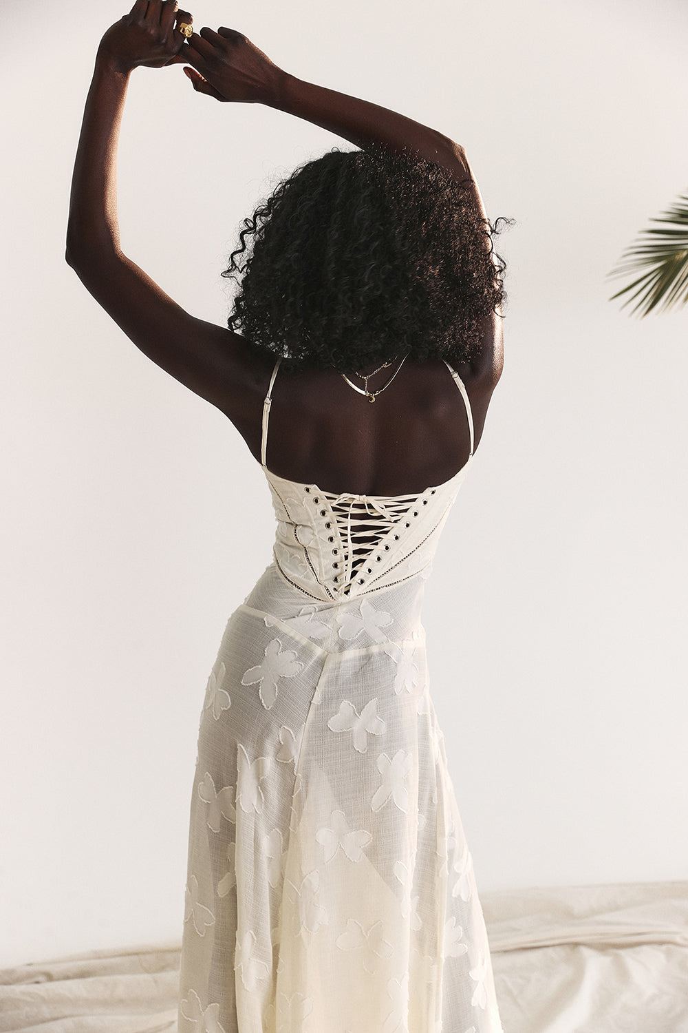 "Rugloze Elvina maxi jurk met geborduurde details, elegante lange jurk voor zomerse gelegenheden in vrouwenmode"