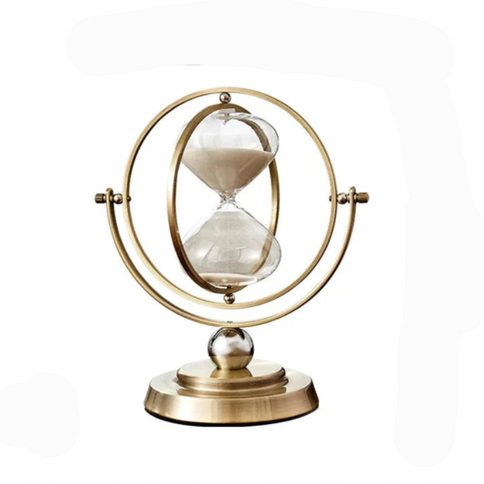 "Scandinavische zandloper van glas en metaal, stijlvol en tijdloos. Perfecte home accessoire voor interieurdecoratie."
