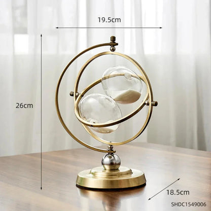 "Scandinavische zandloper van glas en metaal, stijlvol en tijdloos. Perfecte home accessoire voor interieurdecoratie."