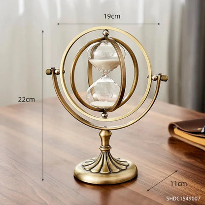"Scandinavische zandloper van glas en metaal, stijlvol en tijdloos. Perfecte home accessoire voor interieurdecoratie."