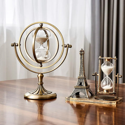 "Scandinavische zandloper van glas en metaal, stijlvol en tijdloos. Perfecte home accessoire voor interieurdecoratie."