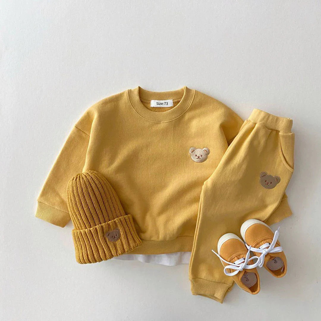 "Schattige berenprint kinderset van zacht katoen in diverse kleuren, ideaal voor comfort en stijl bij kinderen."