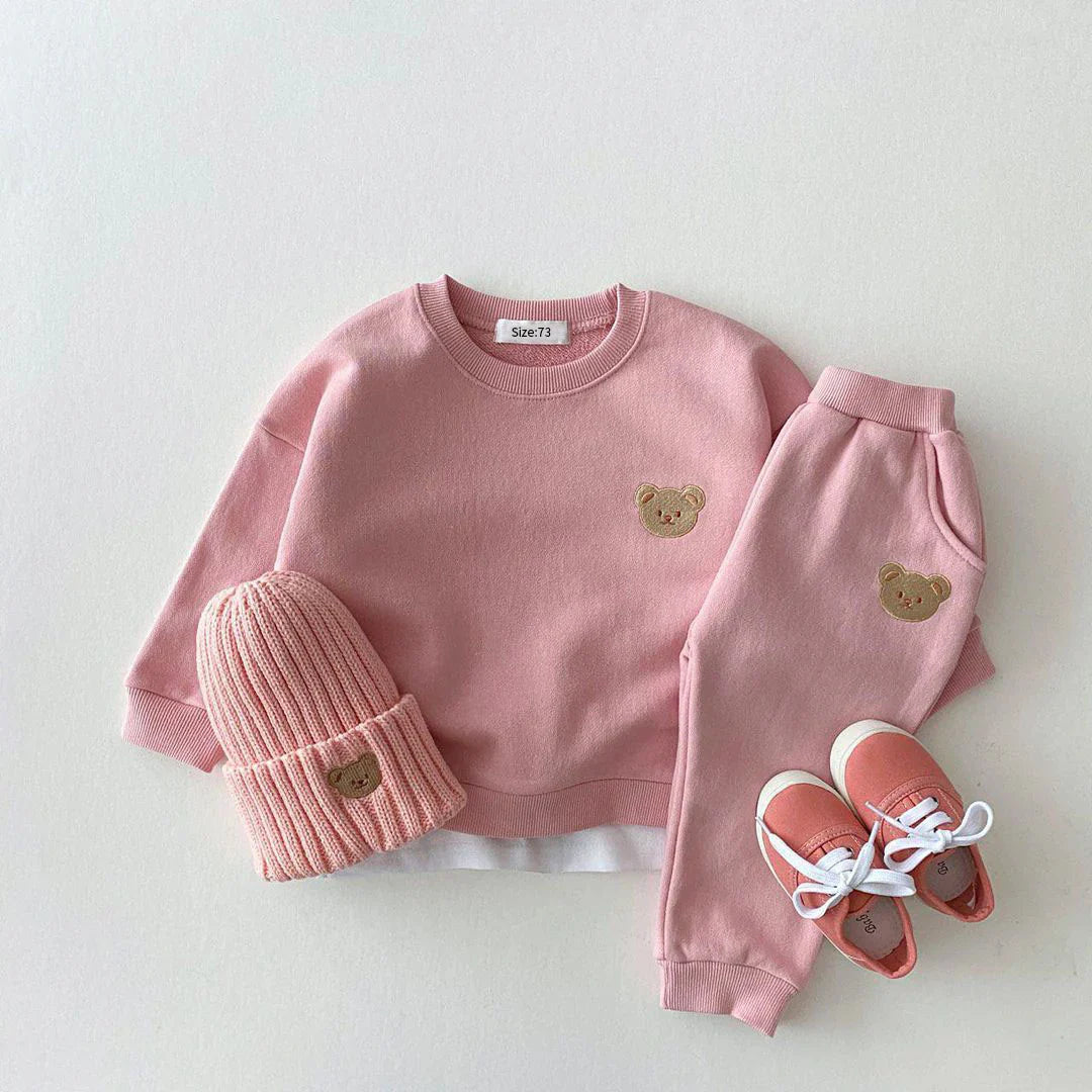 "Schattige berenprint kinderset van zacht katoen in diverse kleuren, ideaal voor comfort en stijl bij kinderen."