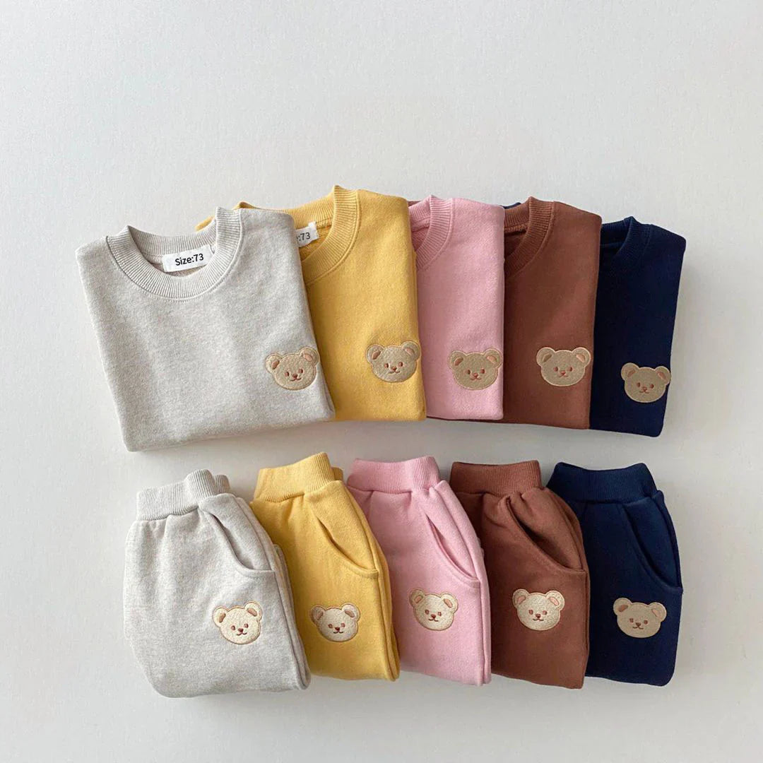 "Schattige berenprint kinderset van zacht katoen in diverse kleuren, ideaal voor comfort en stijl bij kinderen."
