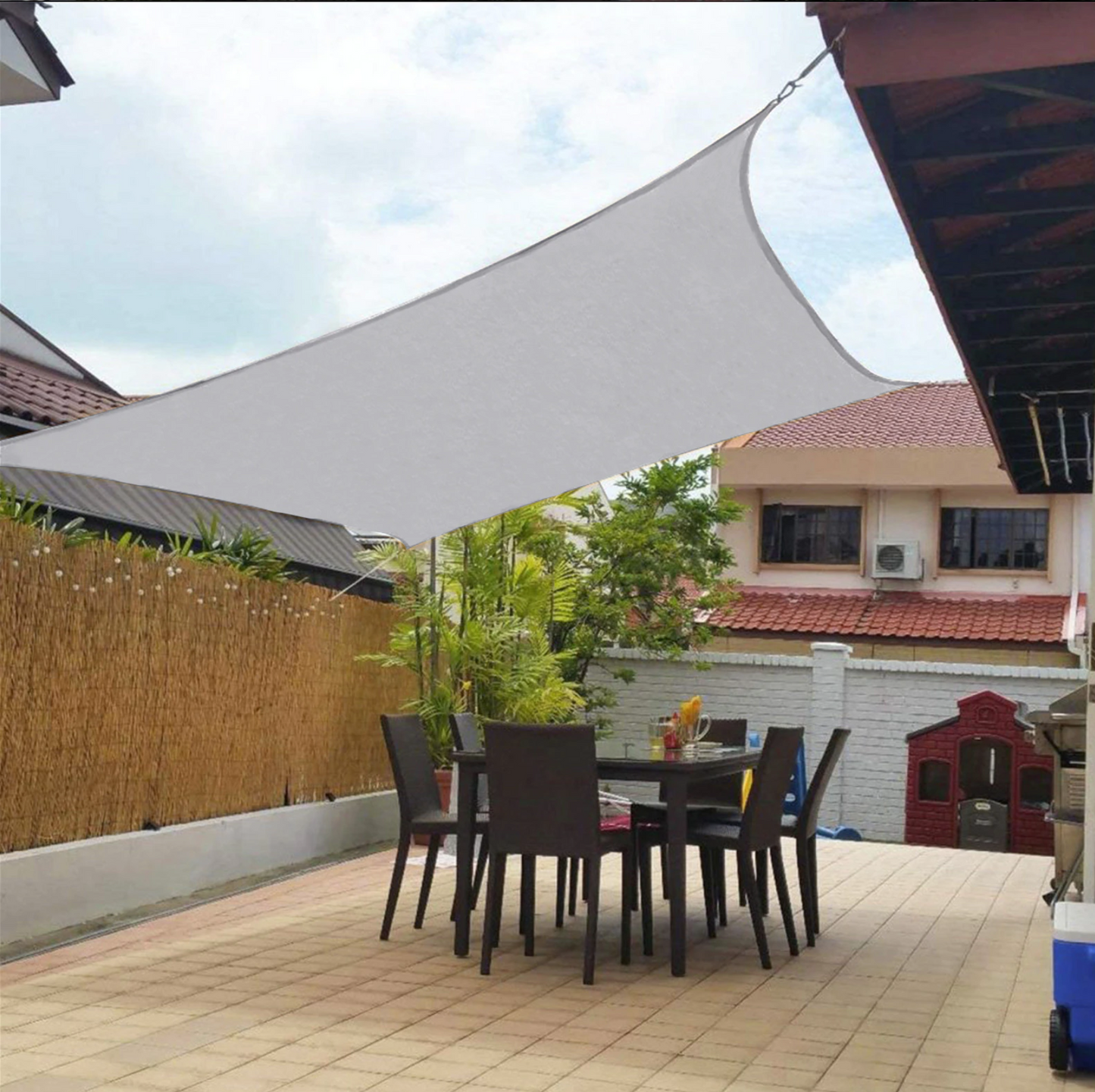 "ShadeMax schaduwdoek op terras, waterdicht, UV-bescherming, driehoekige vorm, voor tuin en balkon, beige kleur."