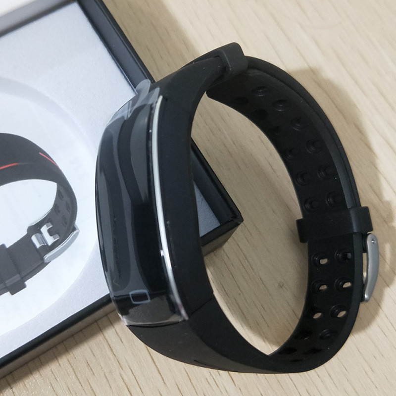 "Slanke bloeddruk- en hartslagmonitor met waterbestendig design voor real-time gezondheidstracking en gegevenssynchronisatie.