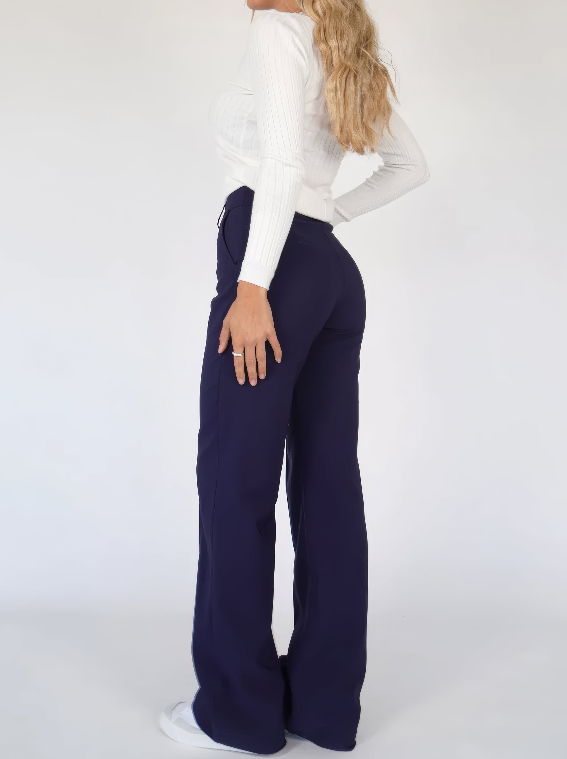 "Sophie - Elegante high-waist pantalon met wijde pijpen in zachte stretch stof, ideaal voor comfort en stijl in dameskleding.
