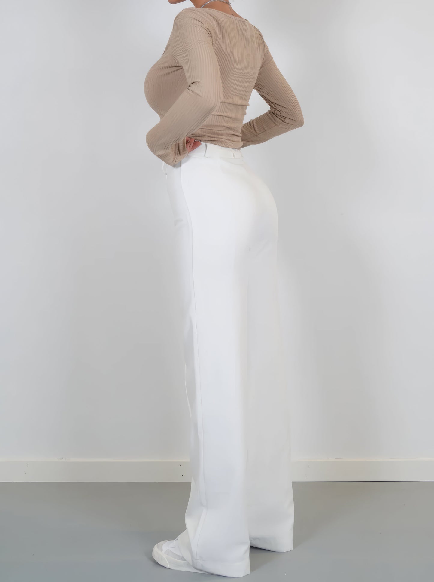 "Sophie - Elegante high-waist pantalon met wijde pijpen in zachte stretch stof, ideaal voor comfort en stijl in dameskleding.