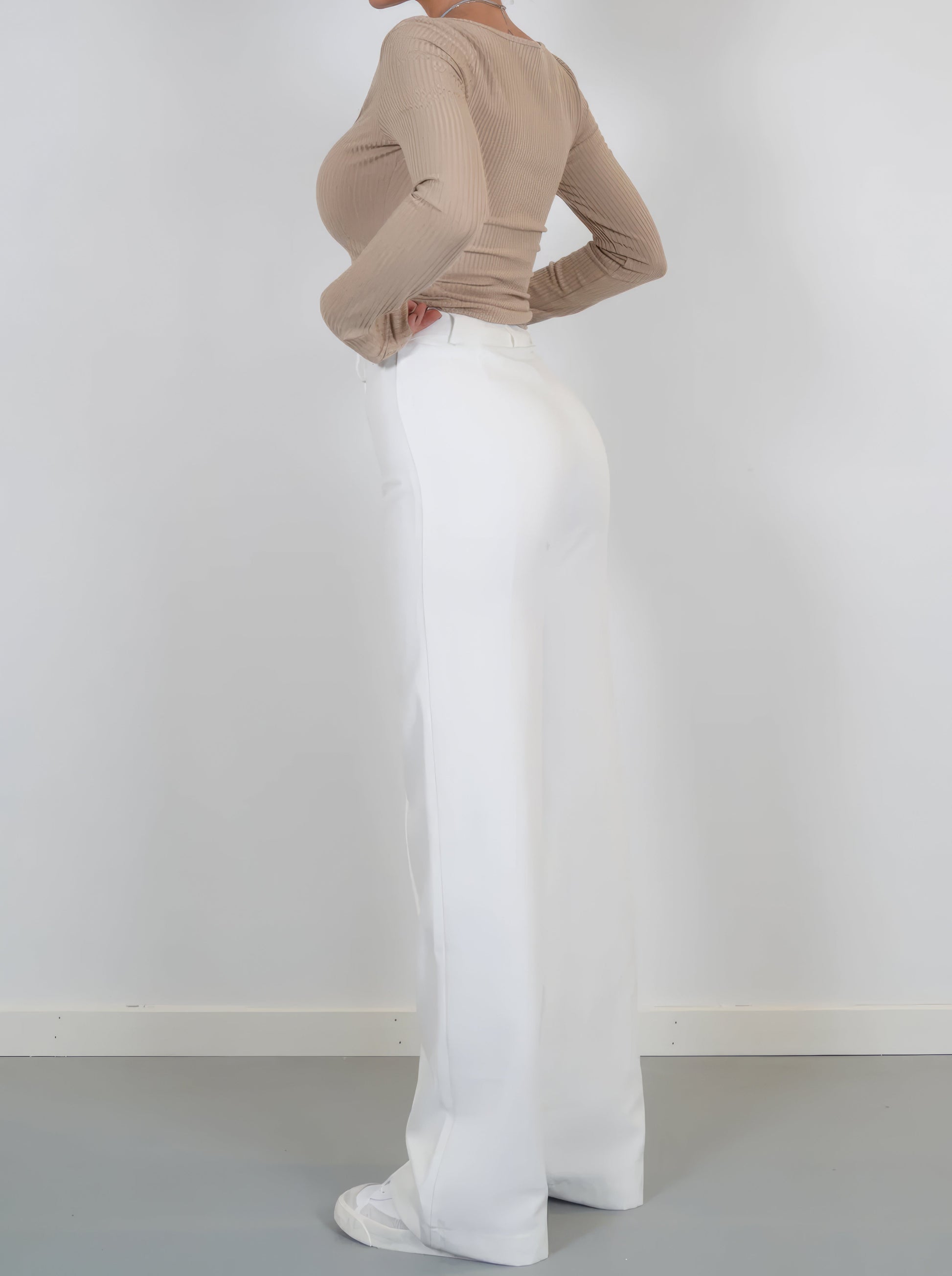 "Sophie - Elegante high-waist pantalon met wijde pijpen in zachte stretch stof, ideaal voor comfort en stijl in dameskleding.