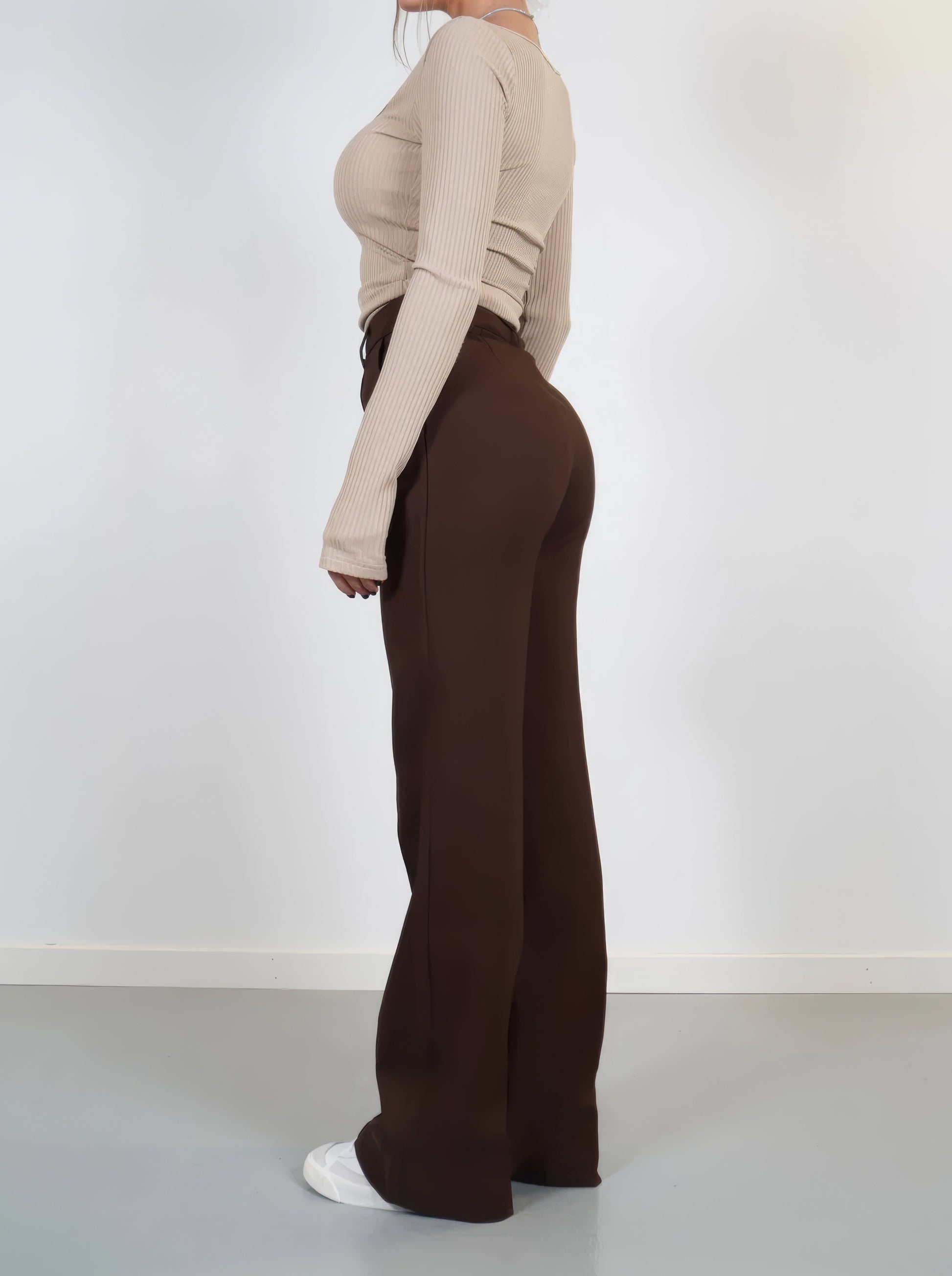 "Sophie - Elegante high-waist pantalon met wijde pijpen in zachte stretch stof, ideaal voor comfort en stijl in dameskleding.