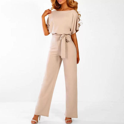 "Sophie dames jumpsuit, elegant met korte mouwen en flatterende taille in beige, ideaal voor elke gelegenheid."
