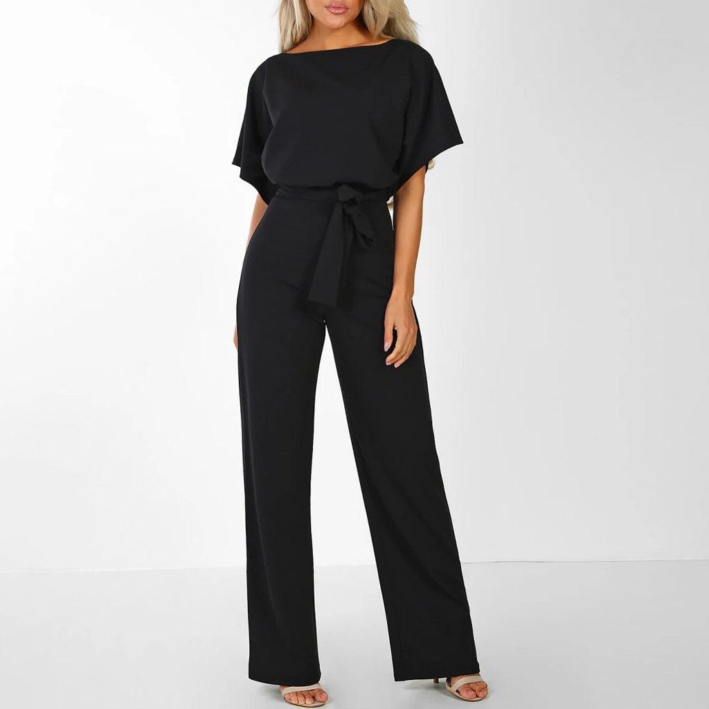 "Sophie dames jumpsuit, elegant met korte mouwen en flatterende taille in beige, ideaal voor elke gelegenheid."
